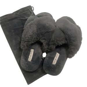 NWT Cozy Bliss Fuzzy Slippers With Bag Size L